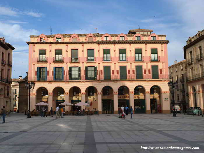 EDIFICIO QUE OCULTA LA FACHADA OESTE DE SAN PEDRO EL VIEJO